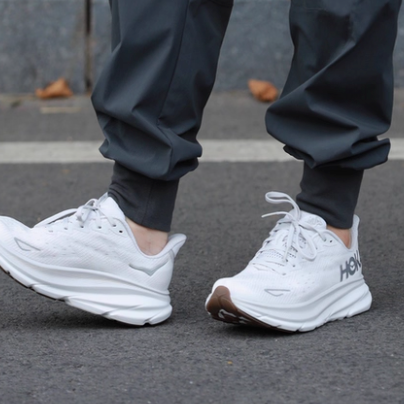 HOKA 克利夫顿 9 跑鞋实测！热身拉伸姿势全分享​