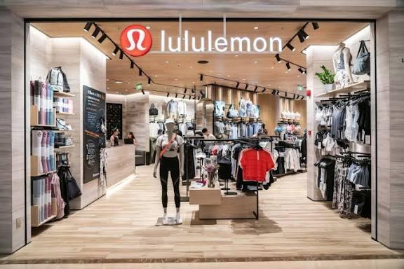 Lululemon股价暴跌60%：瑜伽神裤失宠，高端定位为何陷入两难困局？