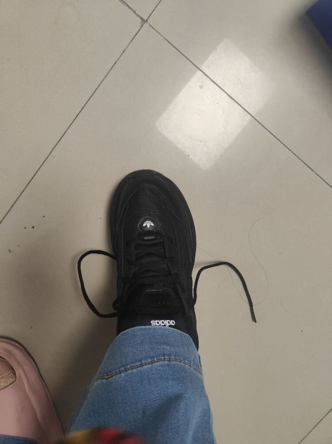 阿迪达斯跑鞋