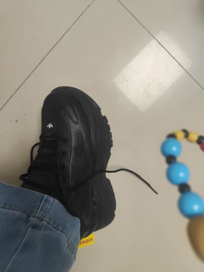 阿迪达斯跑鞋