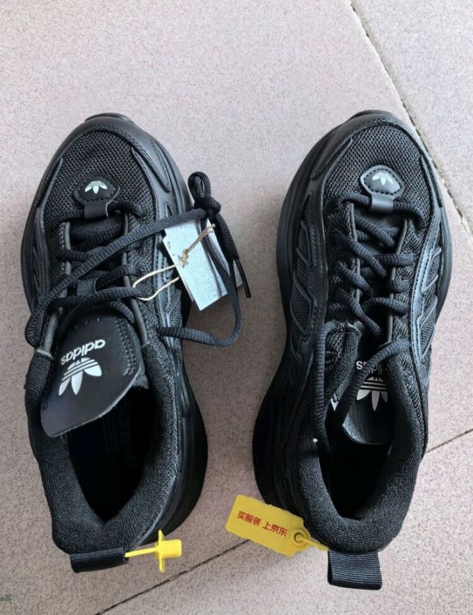 阿迪达斯跑鞋
