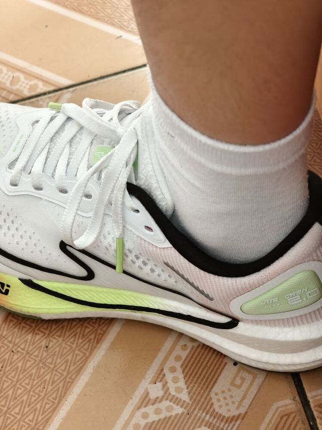 鸿星尔克跑鞋：颜值与性能兼备