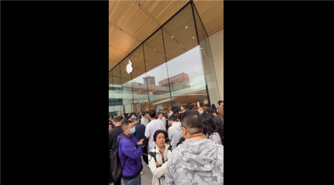 5999元起!iPhone17发售 直击北京苹果店:门口大排长龙 要首批拿到新机