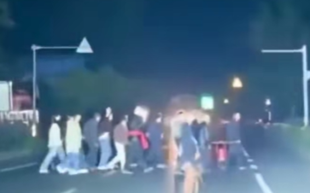对向货车开远光 司机紧急刹车:十几条人命在眼前忽闪忽现