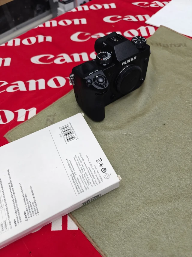 用了一年的佳能6D,曾是我学习摄影的“老伙计”。它全画幅的扎实画质,陪我走过山川湖海,拍过无数次家人的笑脸,可每次出门背着机身加镜头,沉甸甸的重量总让我在“想拍”和“嫌累”间反复纠结;更让我遗憾的是它
