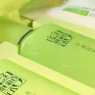 百雀羚护肤套装是国货护肤的经典代表，深受消费者喜爱。