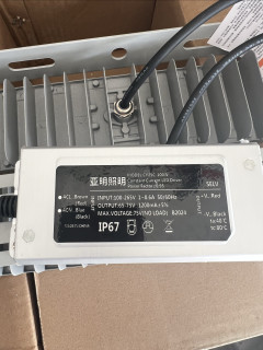给院子里装了一盏100W的led灯，这下再也不怕晚上看不清路了！