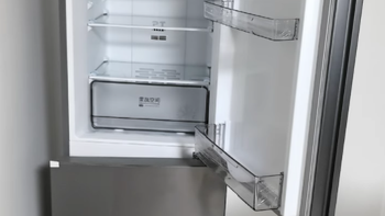 美的 冰箱：小户型的精致生活伴侣，186L 榭湖银风冷无霜之选