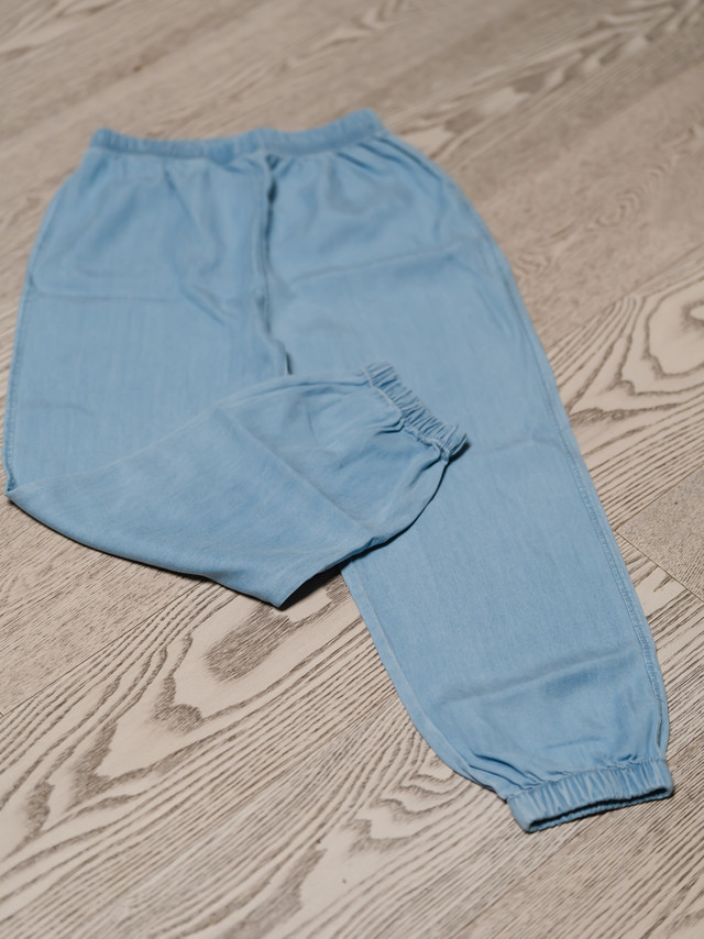 最近给小朋友买到的最最最物美价廉的裤子，就是唯爱天使的这个100%莱赛尔天丝的轻薄防蚊牛仔裤。 又轻又薄又软乎，小朋友穿上就直呼舒服！#母亲节祝福##妈妈的理想生活##闪闪发光的妈妈#   一眼就爱上