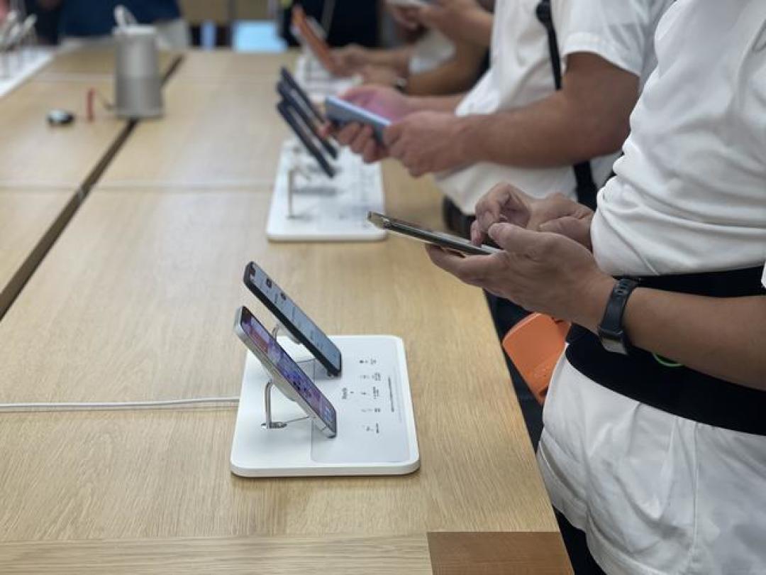 iPhone 17首销现冰火奇观:Pro机型遭黄牛抛售 标准版逆袭夺半壁市场