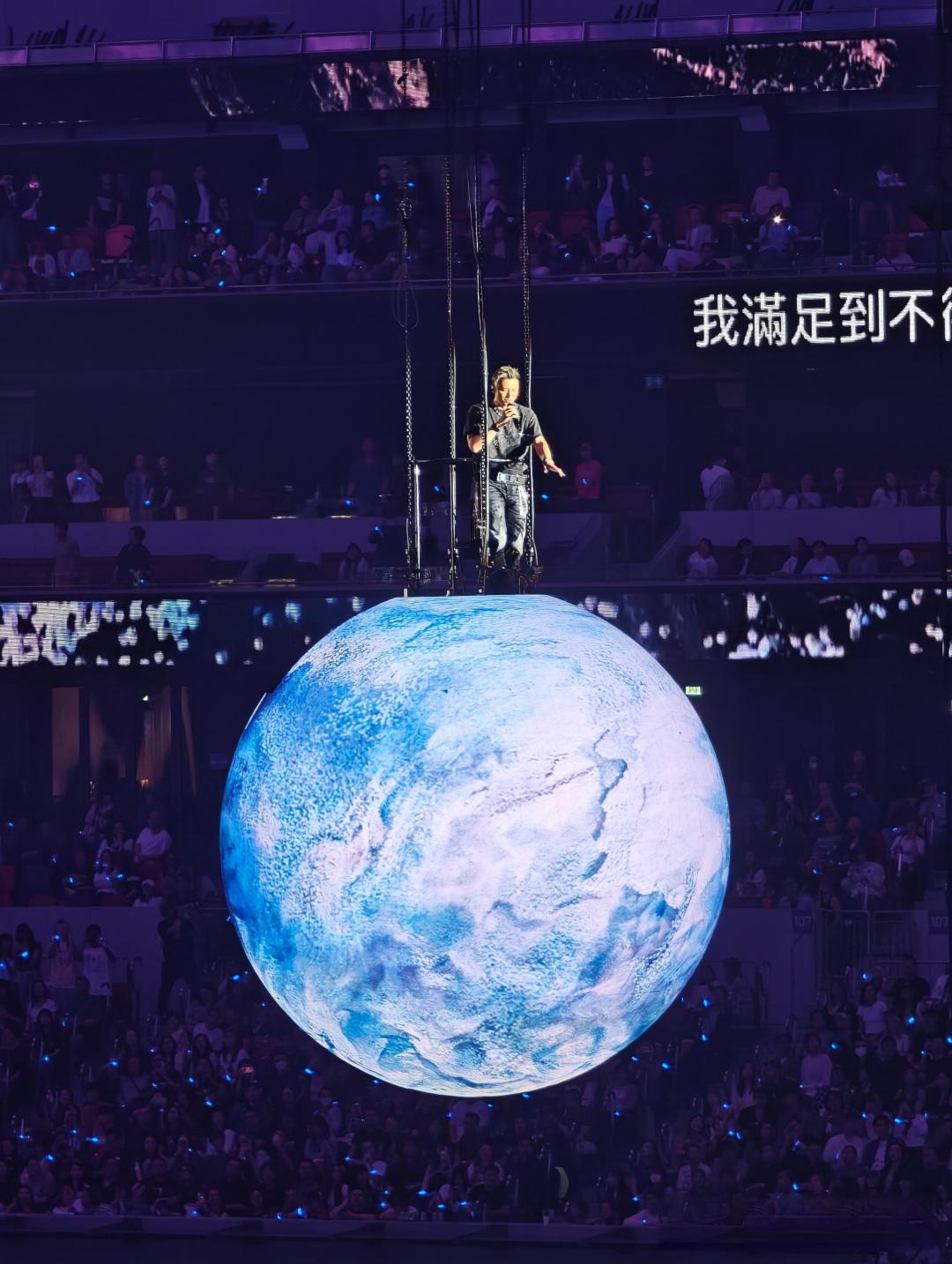 谢霆锋暌违二十年炸裂羊城舞台,声光电工业与万人合唱重塑音乐代际共鸣