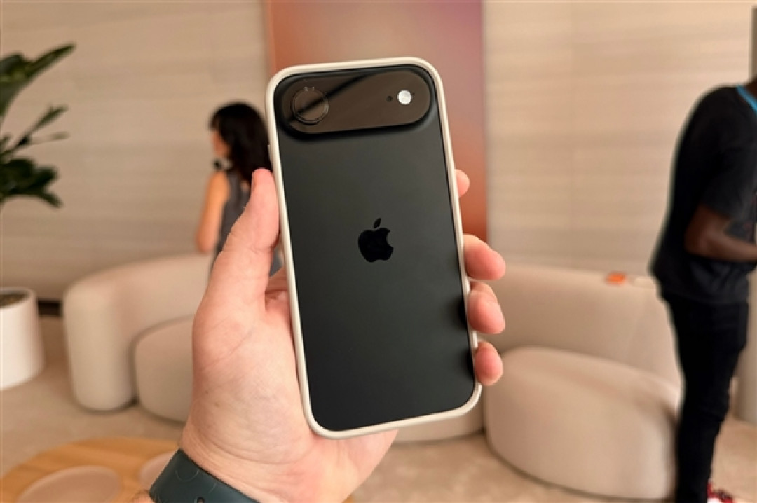 iPhone Air到手仅一天就翻车：镜头内出现水雾