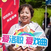 洛阳迎58岁大一新生，边带孙子边备考终圆梦，退休教师还欲挑战考研