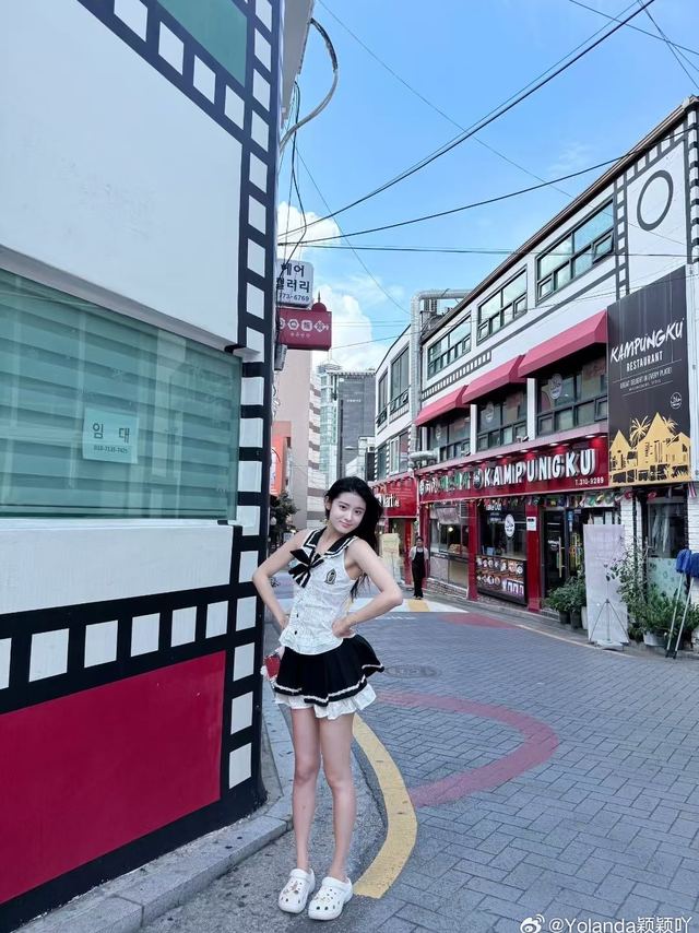 颖颖日记📔当然要好好感受夏天啦🐣一入洞门深似海 太适合夏天了😊我穿的是Crocs的泡芙款一旦穿上你就不会穿其他鞋子了 真的 而且搭配什么都挺时髦滴～重点是🚩 这6cm的鞋跟厚度好显腿长！走路比鲸鱼稳，