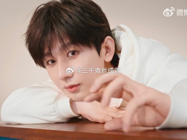 #GAP中国品牌代言人成毅##GAP跳出框架#  @GAP官方      在GAP与成毅合作的官宣TVC中，有一个同框片段让我尤为心动。成毅身着GAP经典白色连帽卫衣，侧趴在木质桌面上，一只手轻托下巴