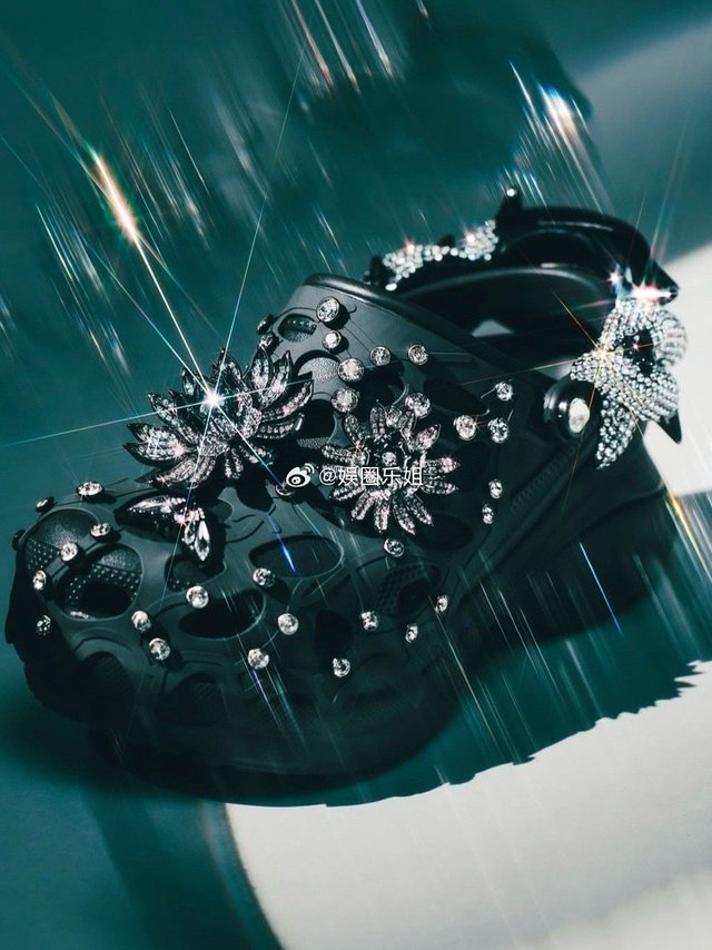 从“丑鞋”逆袭成潮流单品，洞洞鞋（Crocs）如何穿得既健康又时髦？今天带你解锁它的正确打开方式！   健康穿法：舒适≠随便1、避免长期单穿·支撑不足？加个硅胶鞋垫！尤其长时间步行时，选择带后跟或专业