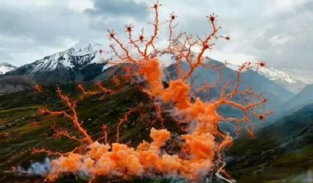 始祖鸟雪山烟花引争议:一场《升龙》艺术如何反噬户外品牌价值