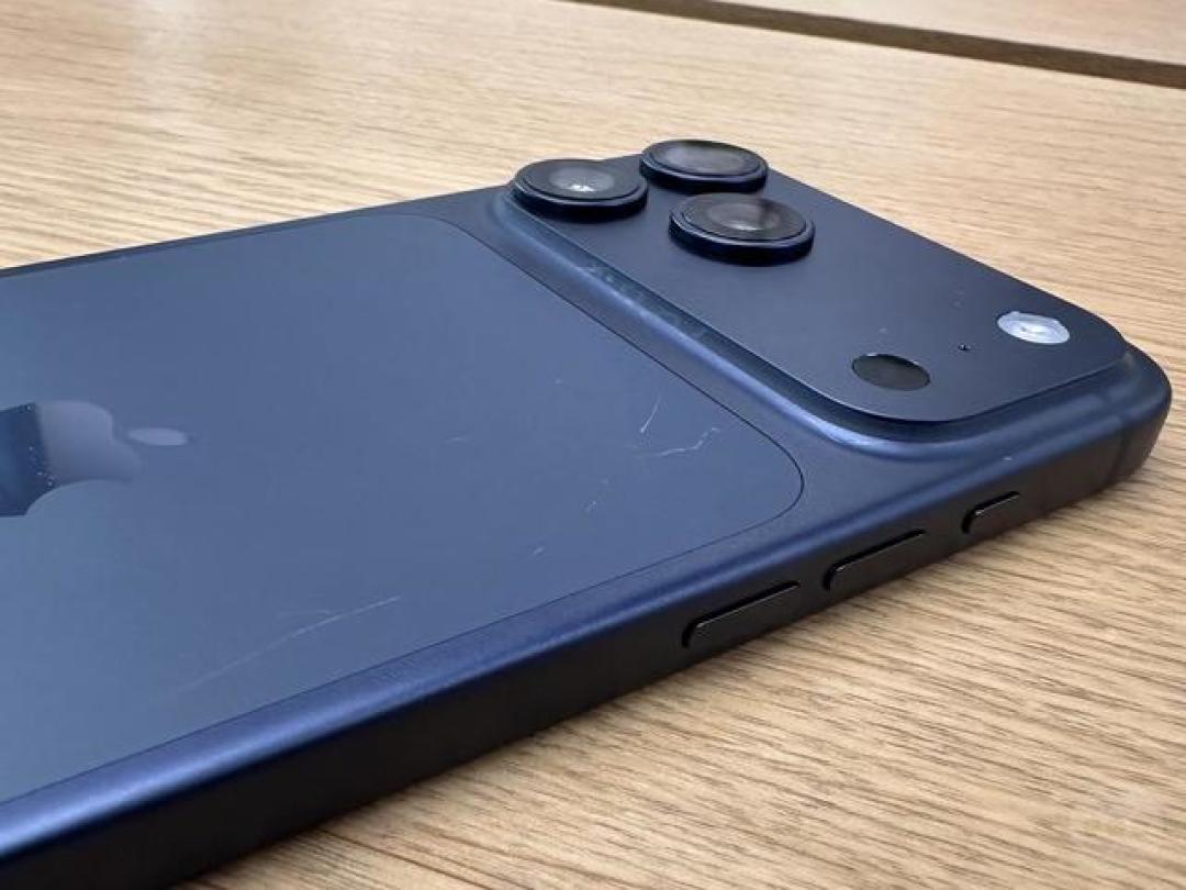 iPhone 17 Pro深蓝色机型深陷"掉漆门":铝合金材质成散热升级隐患?