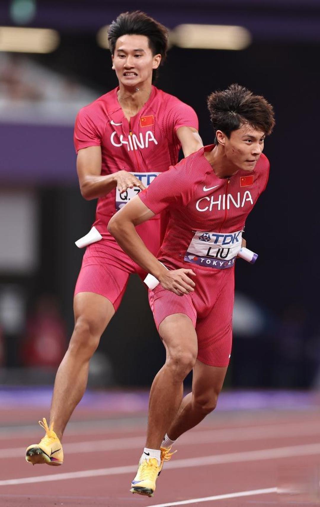 中国男子4x400米接力创历史！雨中逆袭破纪录首获世锦赛正赛资格
