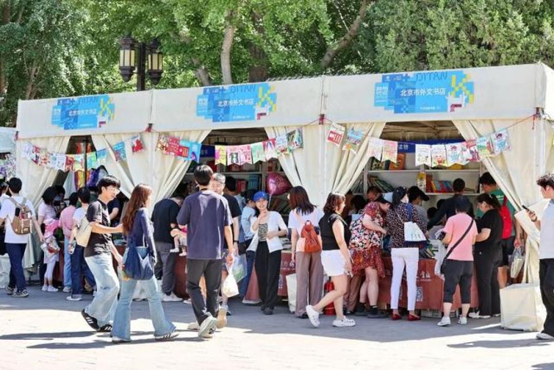 银杏簌簌书香漫：中外学子共聚地坛书市觅秋光

（注：标题既嵌入了季节特征与书市环境，又通过"中外学子"点明留学生融入本土文化场景的跨文化交流亮点，同时"觅秋光"暗合实体书店寻书之趣与京城秋色交融的意境，语言凝练且具有画面感，符合互联网传播风格）