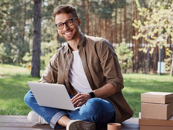 还在因为老旧电脑卡顿而抓狂？#KIOXIA铠侠#EEXCERIA PLUS ™ G4 极至光速™ NVMe™ 固态硬盘 “性能救星”，一键唤醒沉睡的设备！10,000MB/s的顺序读取速度和8,200