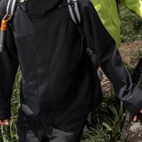 华山之巅，国货铠甲：一件冲锋衣的逆袭