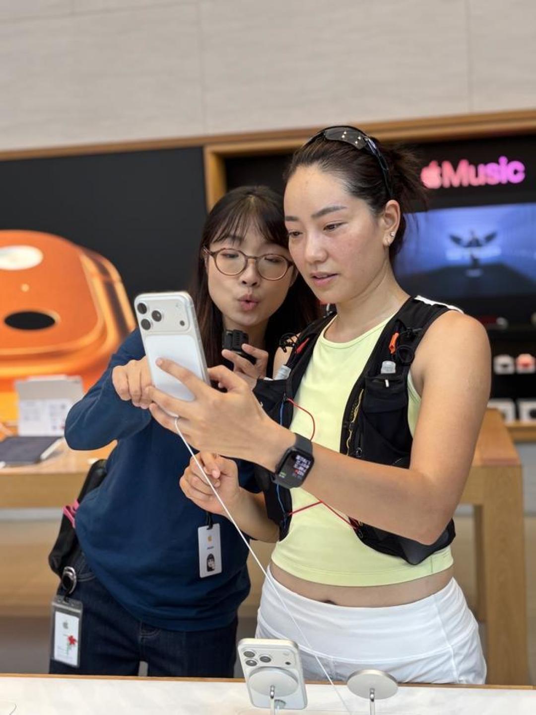 iPhone 17全球首拆实测:高刷屏真香警告,铝合金边框成热议焦点