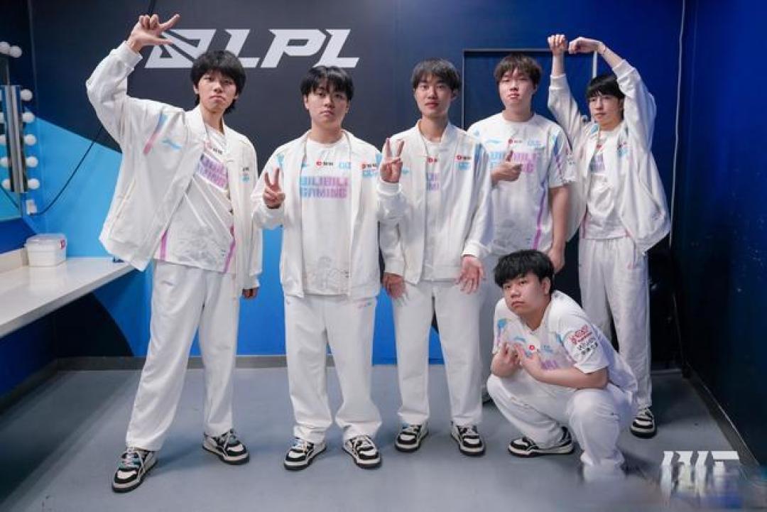 BLG全华班鏖战五局力克TES首夺LPL桂冠!Knight FMVP引领战术革新登顶