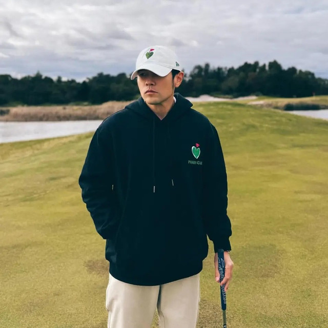 刘强东看球，周杰伦打球，为啥都穿这双“带洞”的鞋？