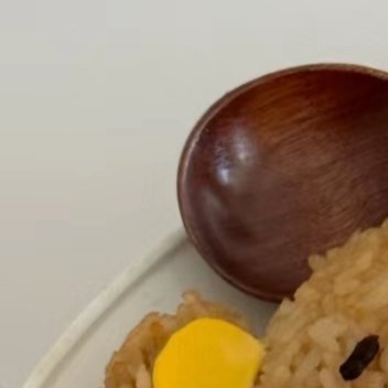 朱志鑫 ✨#阳光信用# 💫#每日一善#轻松熊旋风蛋咖喱饭🍛美味的旋风蛋盖饭当然要搭配咖喱啦，[萌萌哒R]把米饭捏成可爱的轻松熊，又是美味兼具可爱的一餐呀！ 🍛旋风蛋包饭所需材料：黄天鹅可生食鸡蛋3～4