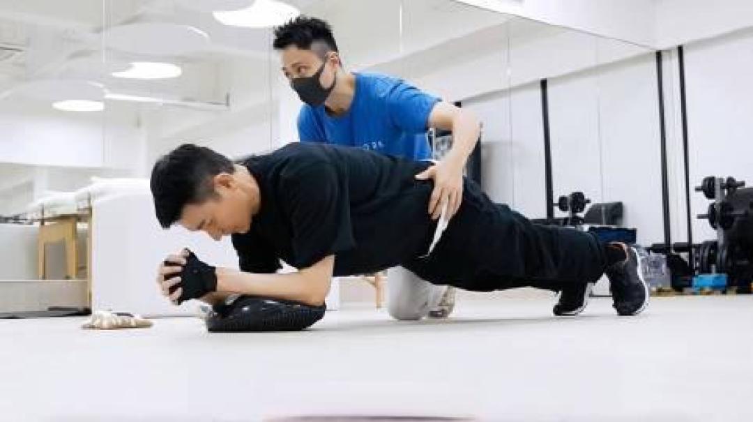 刘德华演唱会燃爆四十年:62岁唱跳三小时吸粉三代人,三亿网友云端泪目 (27字,完整涵盖年龄反差萌、跨代际影响力、线上数据亮点、情感共鸣点)