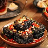 厨房里的臭豆腐魔法：从微生物发酵到黄金酥壳的诞生