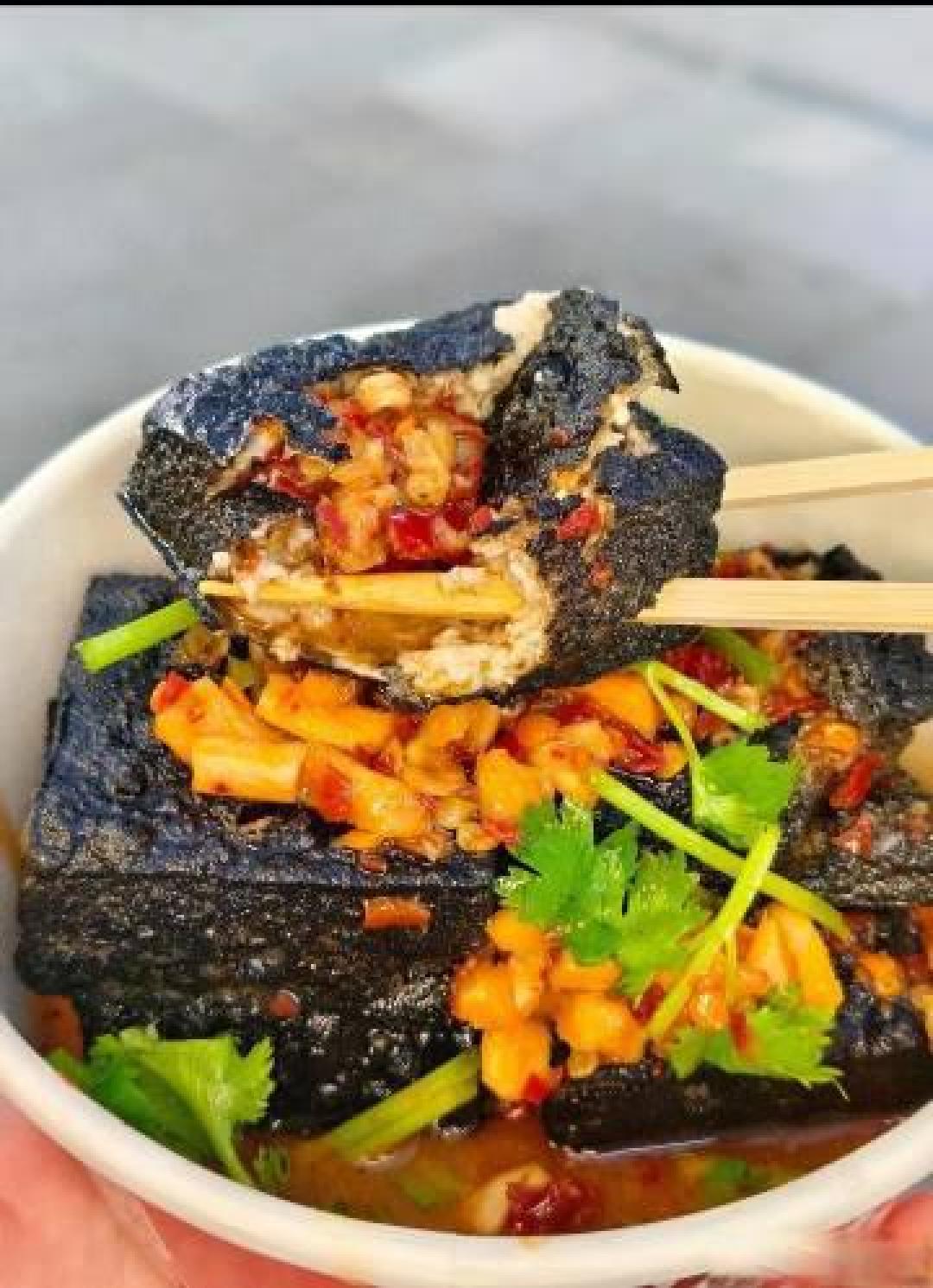 厨房里的臭豆腐魔法:从微生物发酵到黄金酥壳的诞生