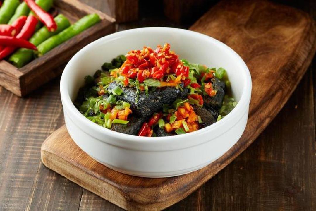 厨房里的臭豆腐魔法:从微生物发酵到黄金酥壳的诞生