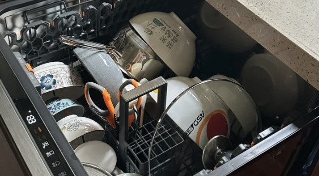 消毒柜和洗碗机哪个更实用?小厨房适合装哪个?一文讲透选购指南！