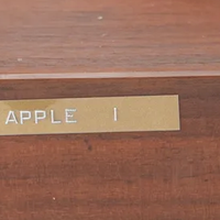 罕见 Apple-1 木质电脑拍出近 50 万美元，远超预估价