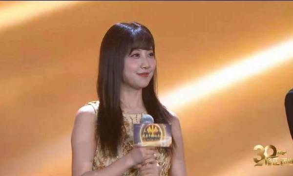 李艺彤#ta们镜头下的李艺彤# 修正药业30周年庆典晚会 李艺彤Cut@李艺彤 李艺彤_海豹成长日记的微博视频