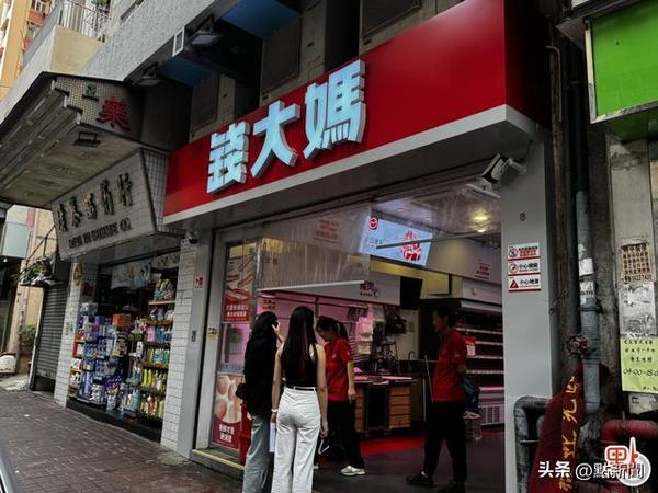 香港街头击，多个店铺货架抢购一空 店员：明天早点来！