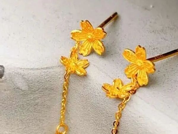 心动预警！这对黄金樱花耳钉把春意戴在耳边