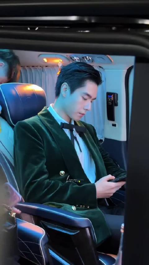 胡一天萧邦晚宴路透，我勒个超绝大长腿啊！！ 猪离开了它的外套OO的微博视频