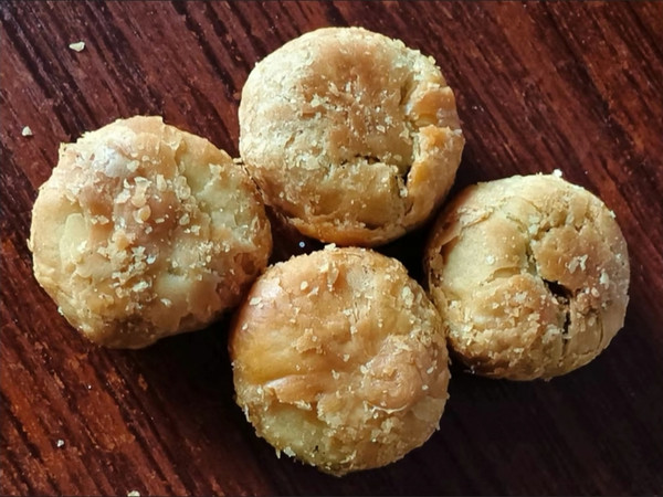 黄山梅干菜烧饼口感酥脆，吃完口齿留香