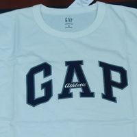 我就喜欢胸前带大logo的短袖，32元的GAP短袖我很满意。