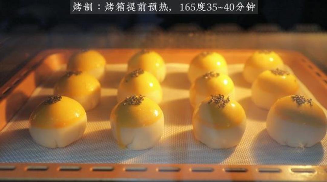 家庭烘焙蛋黄酥全攻略:从开酥技巧到保存秘笈,手把手教你做出层层酥脆
