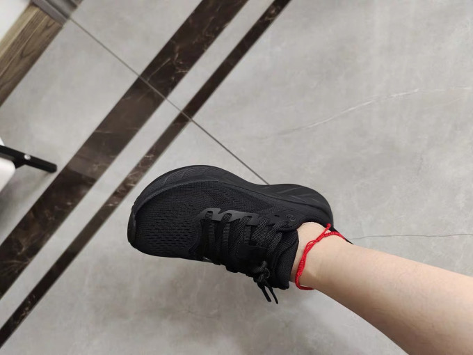 跑鞋