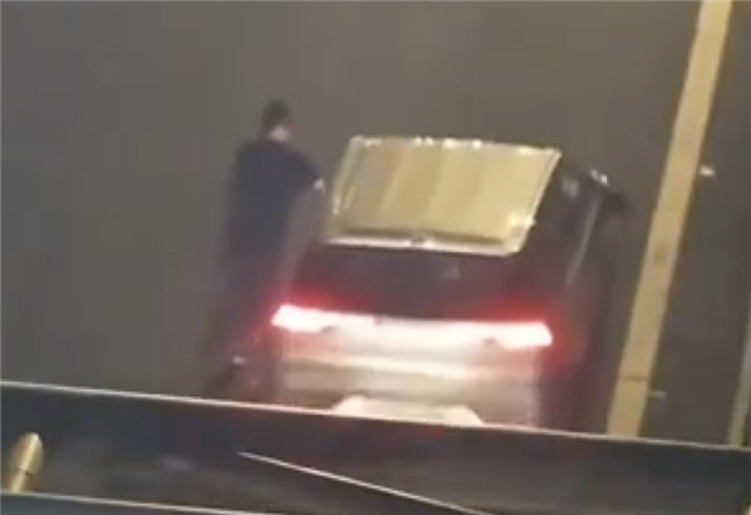 新能源车高速上突然没电 司机硬推2公里!交警回应