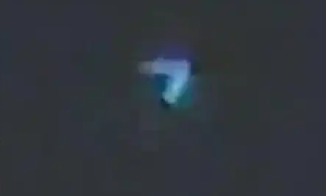 美国洛杉矶上空现V形“UFO”:主体呈回旋镖状