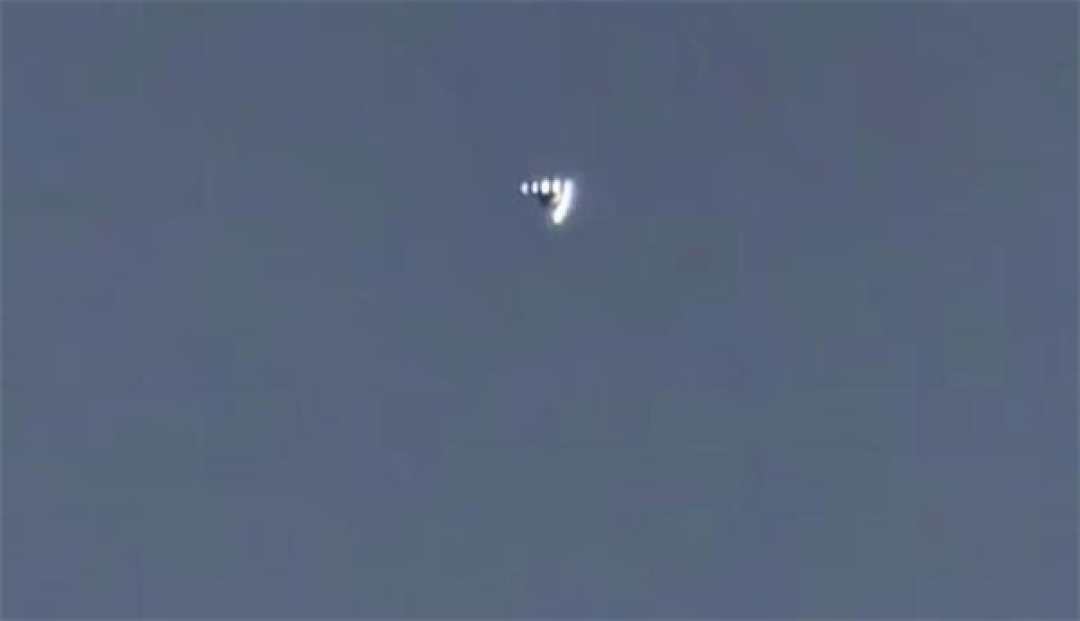 美国洛杉矶上空现V形“UFO”:主体呈回旋镖状