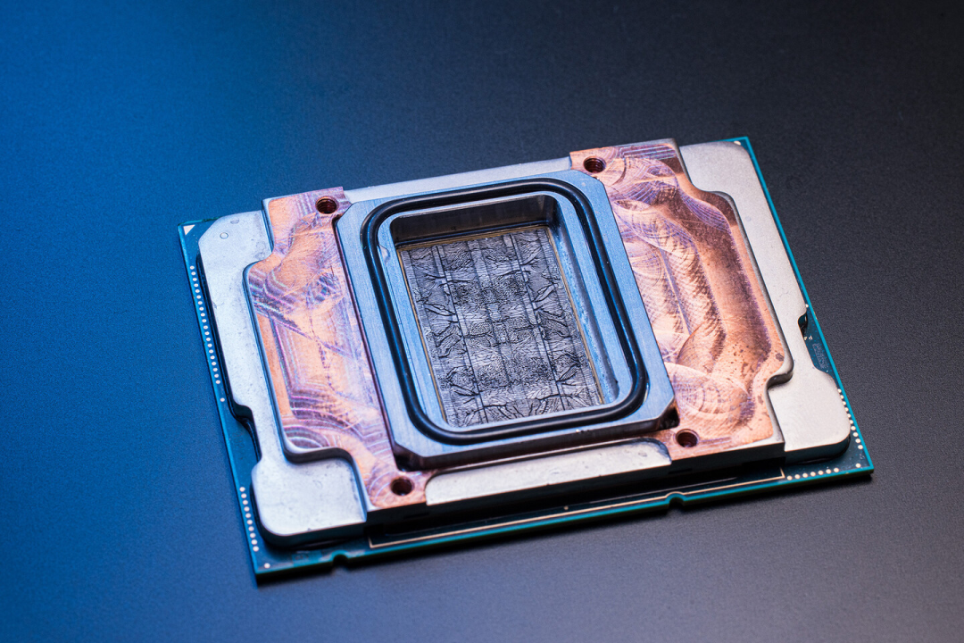 微软把“水管”刻进芯片,GPU 冷却效率竟提升三倍!