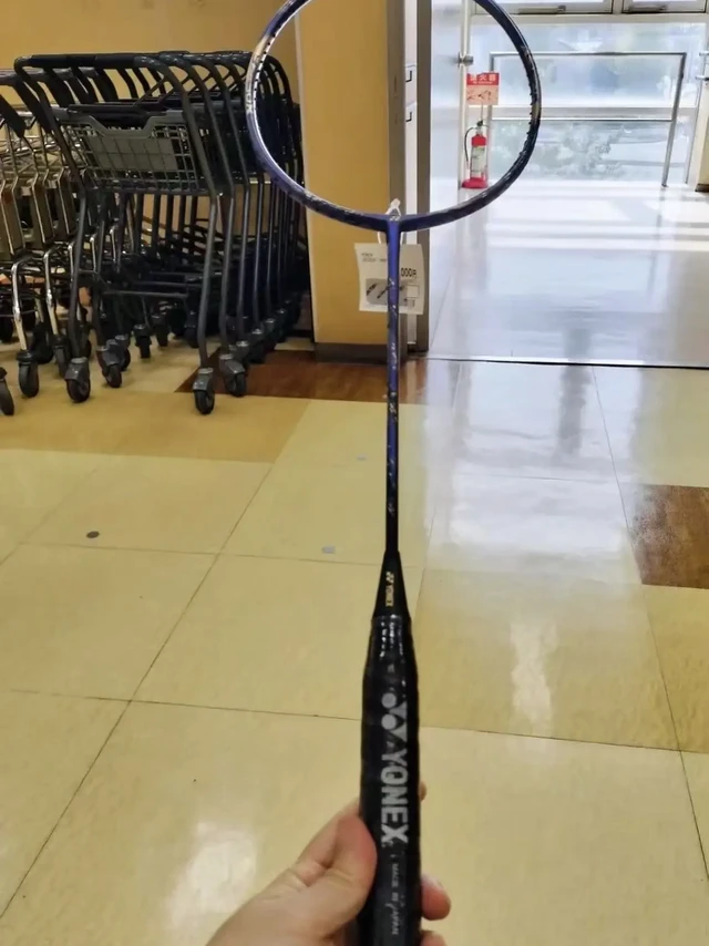 抽象的羽毛球—天斧88dpro新色。yonex最近野心很大啊，88dp卖的好就多出呗，又是bp又是中国必胜的，不过88dpro确实是一块很好打的万精油进攻拍，有一定门槛，但上手之后很舒服，连钉增加的头