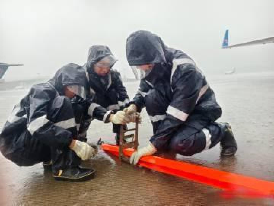 超强台风"桦加沙"来袭:华南十余机场停摆 航空业启动极端天气应急响应